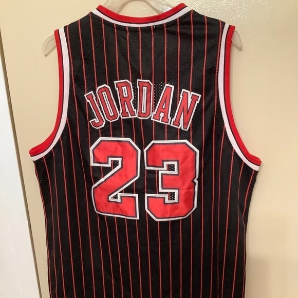 Michael Jordan Bulls 23 Mitchell & Ness Authentic Pinstripe Jersey 1997-…​​​ - Picture 9 of 11